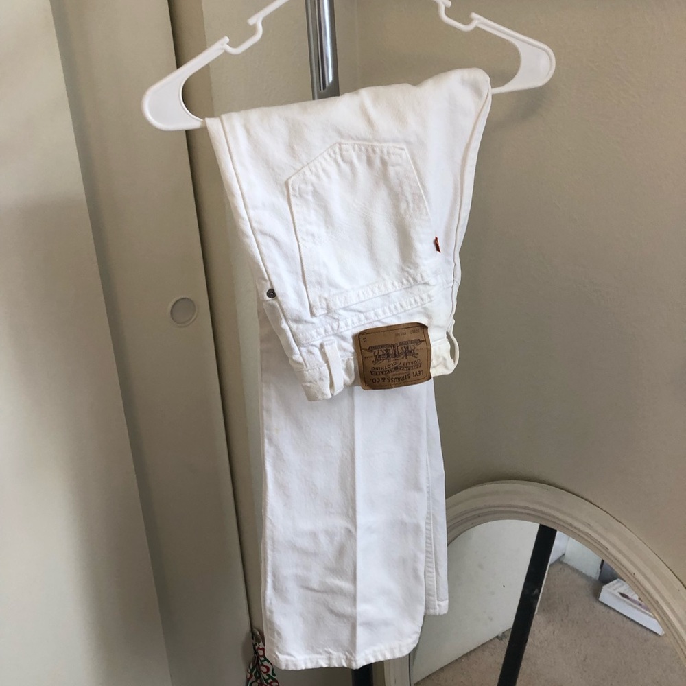 White Levi’s- straight leg, high waisted